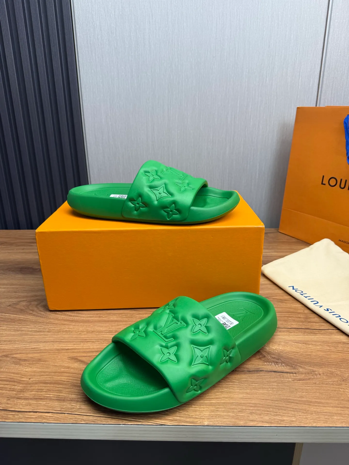 Men's shoes 💰260💰 ▪️LV's popular Little Red Book popular slippers hot sale: 1 shipment✅ Super textured and comfortable slippers, original TPU outsole. Authentic counter box drawer box packaging 🎁Size 38-45
